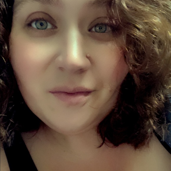 Meet your Posher, Amanda - Picture 1 of 2